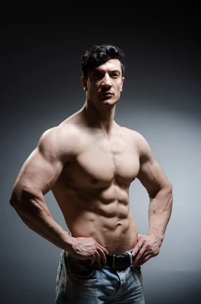 Uomo muscolare posa — Foto Stock