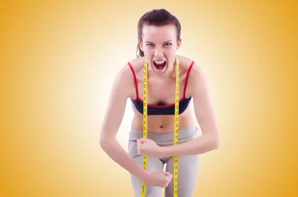 Meisje met centimeter in het op dieet zijn concept — Stockfoto