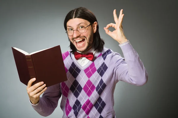 Jovem estudante com livro — Fotografia de Stock