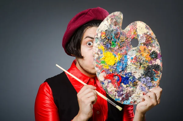 Artista engraçado no estúdio escuro — Fotografia de Stock