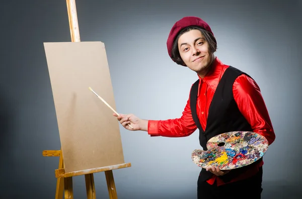 Divertente artista in studio buio — Foto Stock