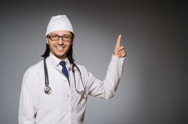 Genç doktor erkek stetoskop ile