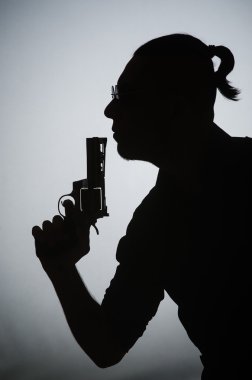 Silahlı adamın gölgesi.