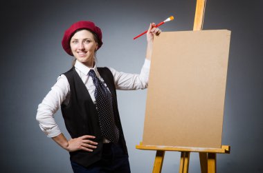 Stüdyoda çalışan komik bir sanatçı.