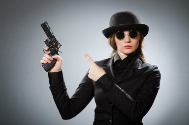 Griye karşı silahı olan kadın casus.