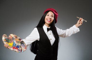 Stüdyoda çalışan komik bir sanatçı.