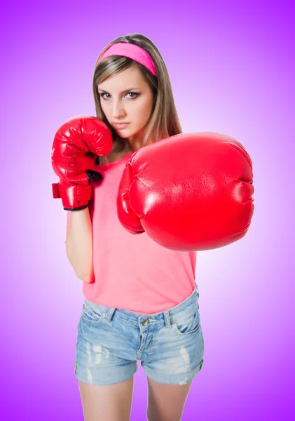 Jonge dame met bokshandschoenen — Stockfoto