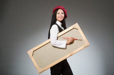 Stüdyoda çalışan komik bir sanatçı.