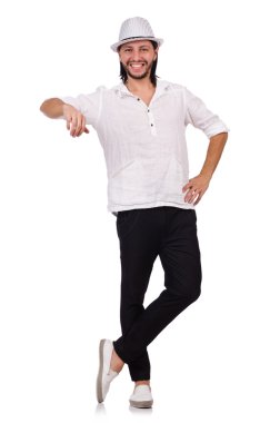 Şapkalı genç adam beyazlar içinde.