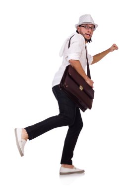 Genç adam şapka ve çanta üzerinde beyaz izole