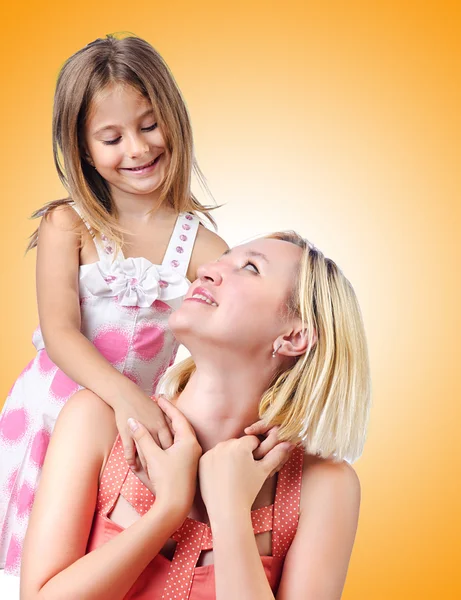 Щаслива мама і дочка на жовтому — стокове фото