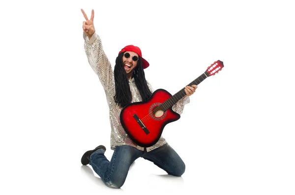 Mužský hudebník s kytarou izolovanou na bílém — Stock fotografie