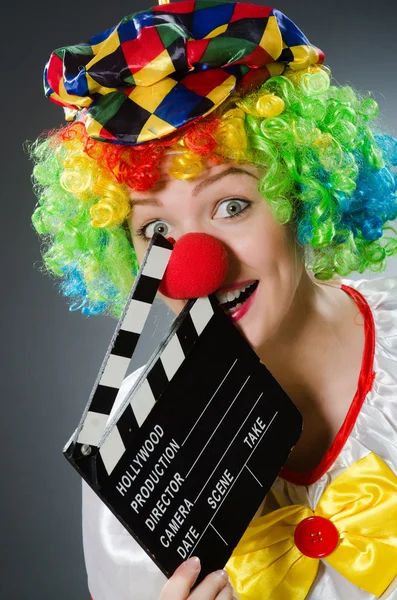 Clown med filmen kläpp i roligt koncept — Stockfoto