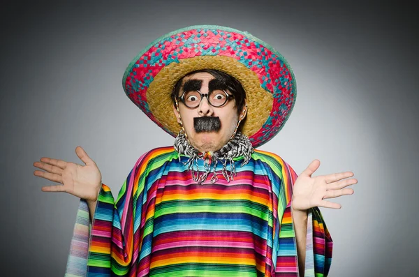 Homme au poncho mexicain vif contre gris — Photo