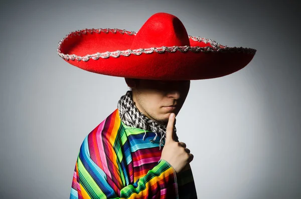 Άντρας σε έντονο μεξικάνικο πόντσο εναντίον γκρι — Φωτογραφία Αρχείου