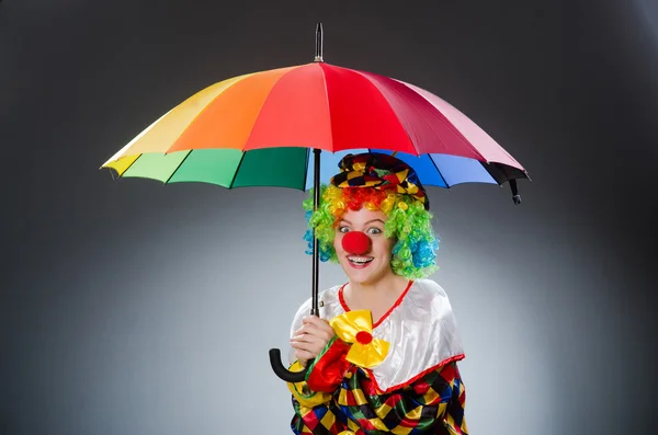 Κλόουν με ομπρέλα σε αστείες έννοια — Φωτογραφία Αρχείου