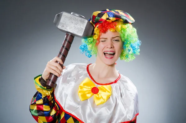 Clown met hamer in grappige concept — Stockfoto