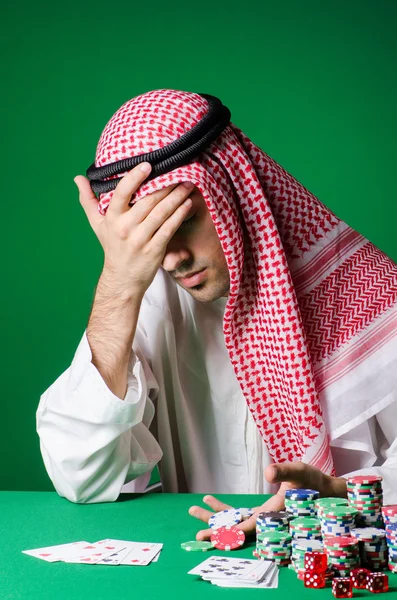 Hombre árabe jugando en el casino —  Fotos de Stock