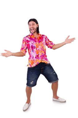 Beyaz tişörtlü, pembe gömlekli adam.