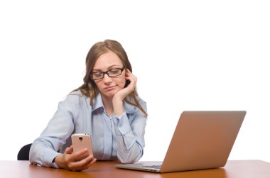 Dizüstü bilgisayar ve telefon üzerinde beyaz izole ofis çalışanı