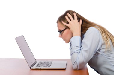 Çalışma masasındaki ofis çalışanı beyazla izole edilmiş.