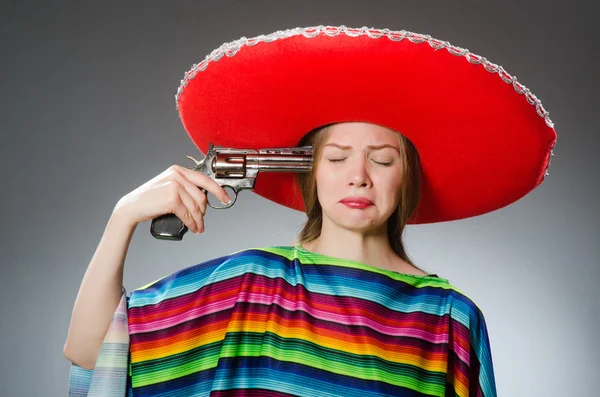 女の子でメキシコ語鮮やかなponcho開催handgunに対してグレー — ストック写真