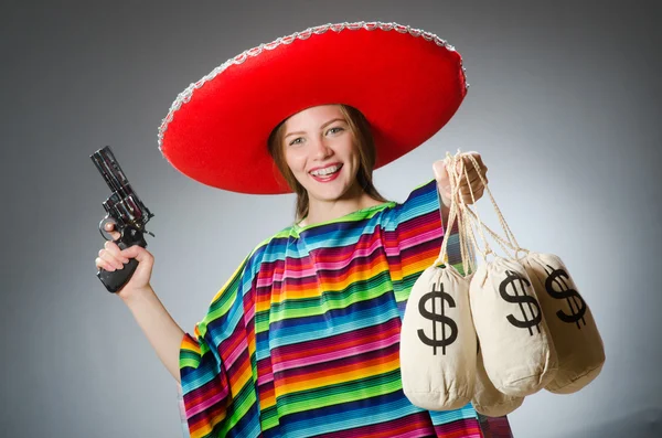 Meisje in Mexicaanse poncho met handwapen en geld zakken tegen g — Stockfoto