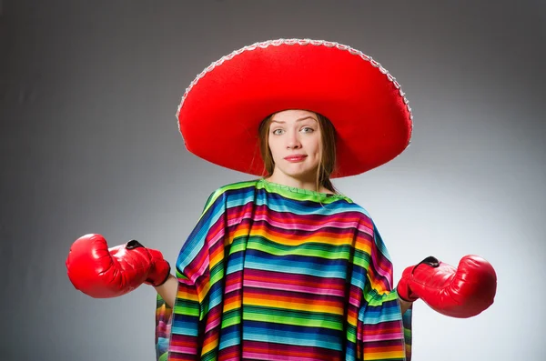 Chica en poncho mexicano vívido y guantes de caja contra gris — Foto de Stock