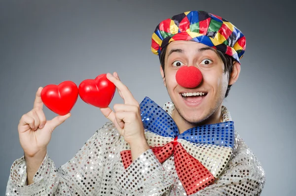 Смешной клоун с красным носом — стоковое фото