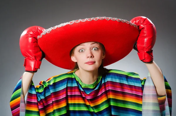 Chica en poncho mexicano vívido y guantes de caja contra gris —  Fotos de Stock