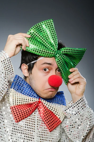 Смішний клоун з червоним носом — стокове фото