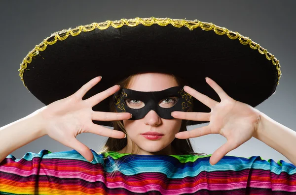 Chica en poncho mexicano vívido contra gris — Foto de Stock