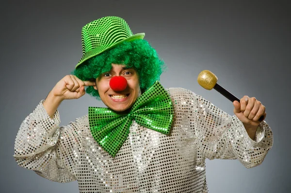 Zabawna osoba w świętym Patricku koncepcji wakacje — Zdjęcie stockowe