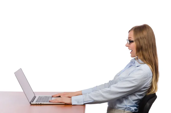 办公室职员坐在工作台上，手提电脑与白色隔离 — 图库照片