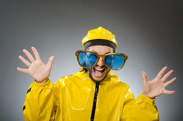 Hombre vestido de traje amarillo en concepto divertido —  Fotos de Stock