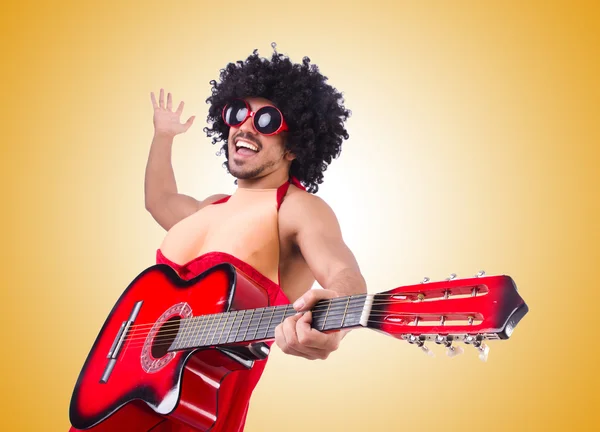 Man in vrouw kleding met gitaar — Stockfoto