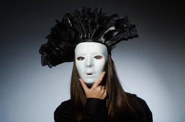 Maskeli kadın komik bir konsept