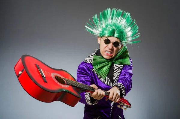 Hombre divertido tocando la guitarra en concepto musical —  Fotos de Stock