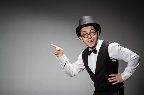 Hombre joven en chaleco negro clásico y sombrero contra gris —  Fotos de Stock