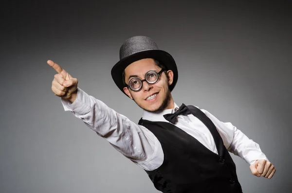 Hombre joven en chaleco negro clásico y sombrero contra gris — Foto de Stock