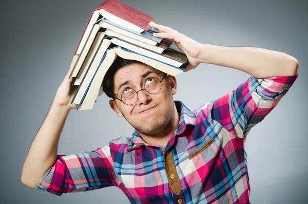 Étudiant drôle avec de nombreux livres — Photo