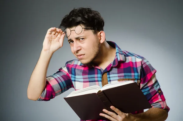 Grappige student met boek — Stockfoto