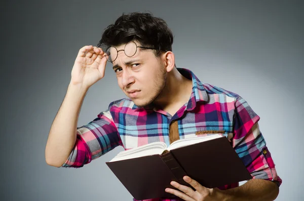 Étudiant drôle avec livre — Photo