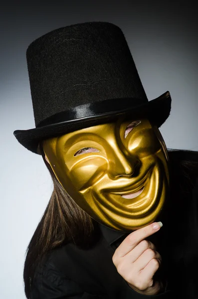 Donna con maschera in concetto divertente — Foto Stock