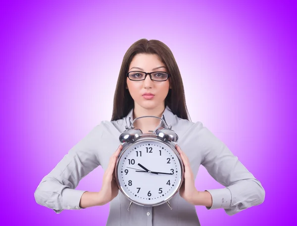 Femme avec horloge isolée sur violet — Photo