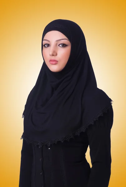 Muslim ung kvinna bär hijab — Stockfoto