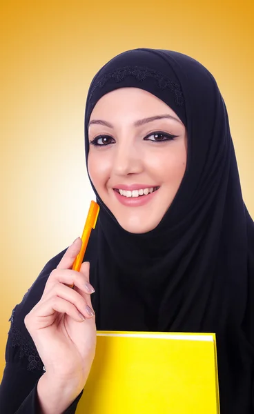 Mujer musulmana joven con libro y pluma —  Fotos de Stock