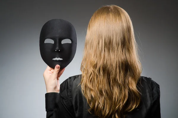 Vrouw met masker in grappig concept — Stockfoto