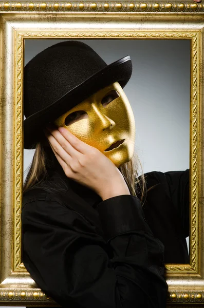 Femme avec masque dans le concept drôle — Photo