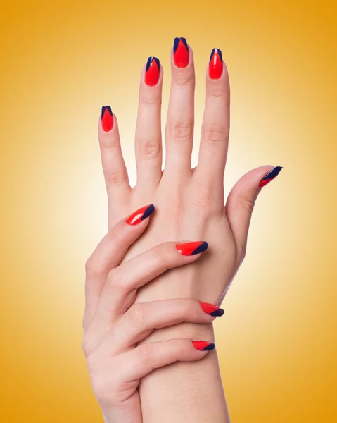 Nail art concept med händer — Stockfoto